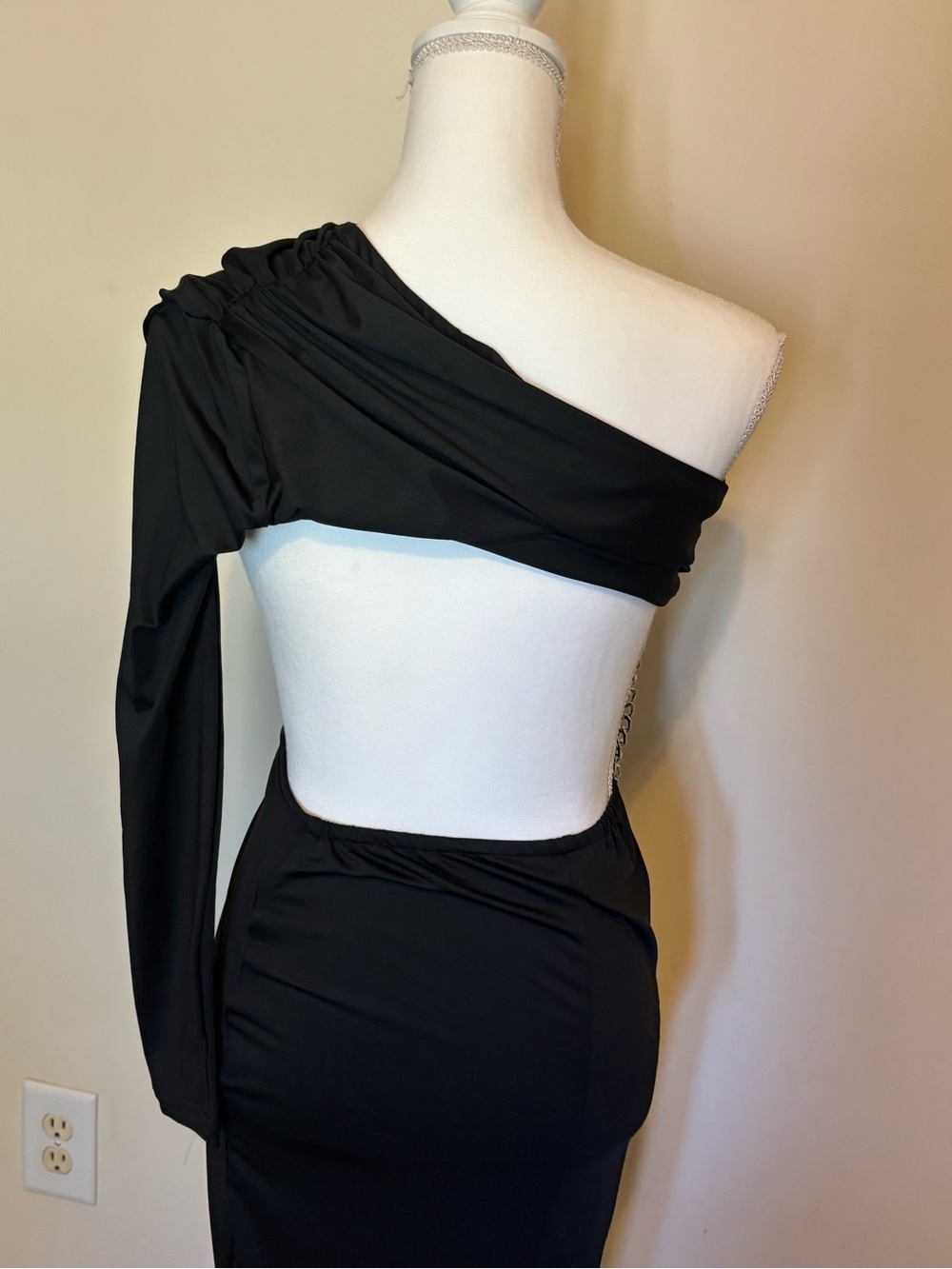 Elegant One-Shoulder Black Cutout Evening Dress with High Slit - Picture 2 of 5